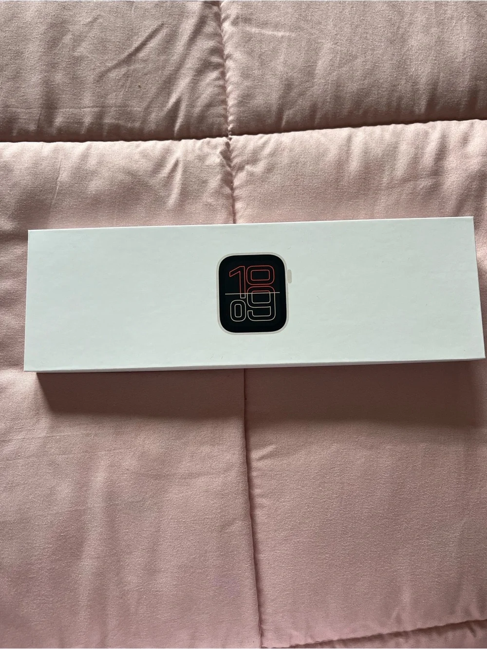 Apple Watch SE 3 in White with Magnetic Charger